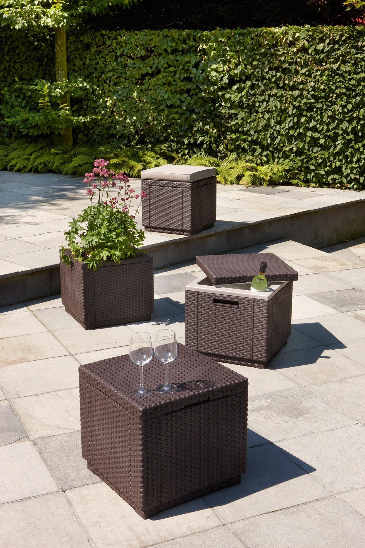 ����� ��� � �������� (Cube with cushion)
